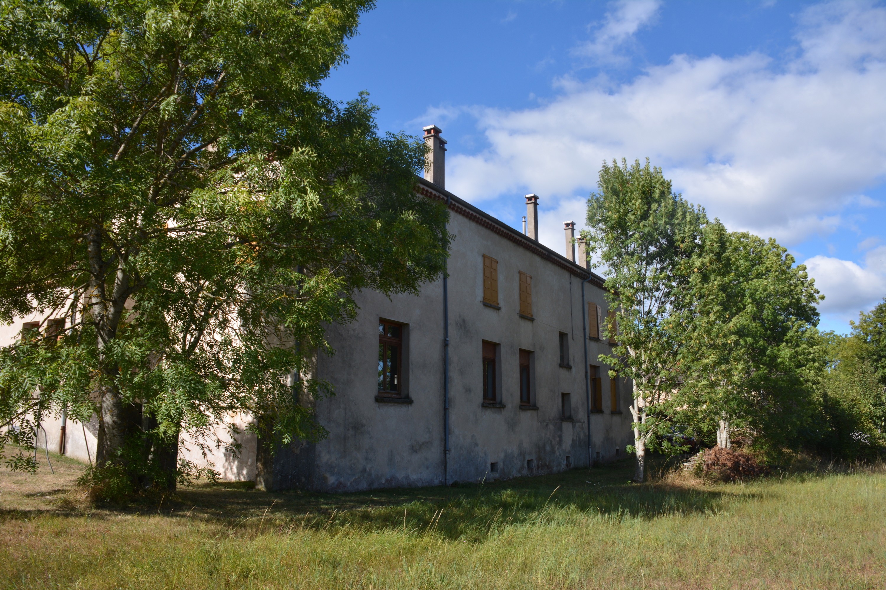 La façade nord-est de l'ancienne école de Grozon