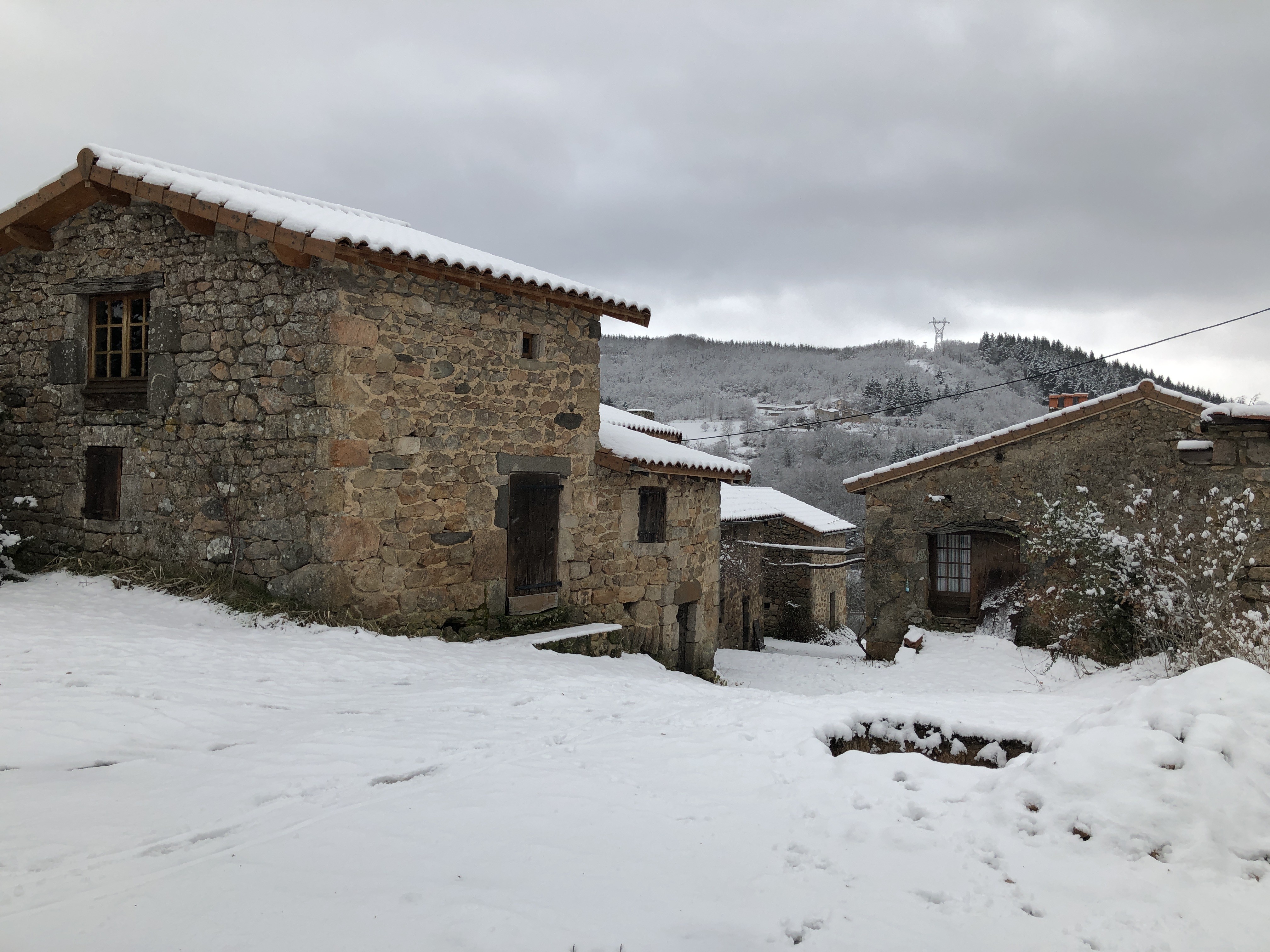 Hameau sous la neige