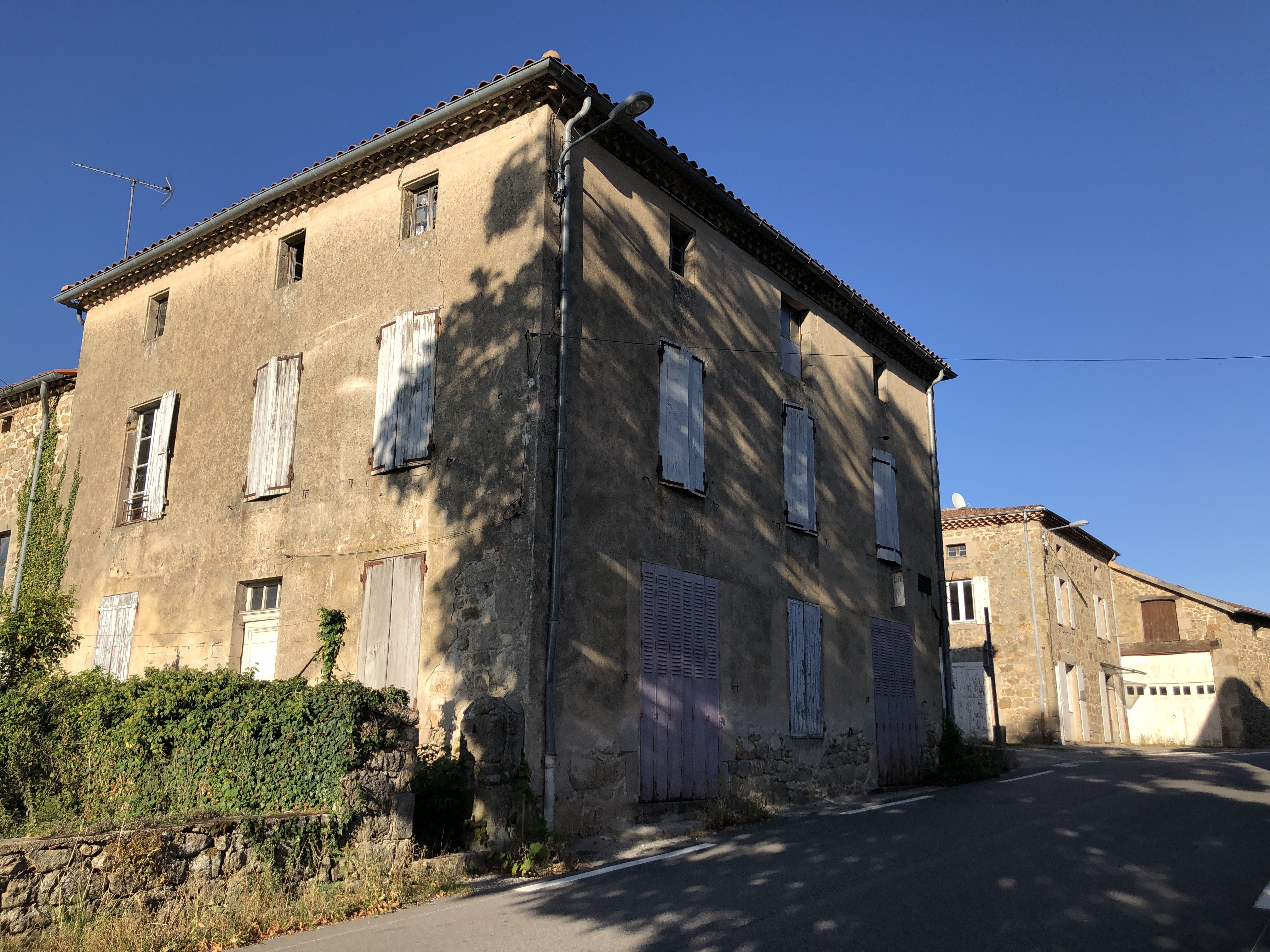 Maisons du centre-village de Grozon