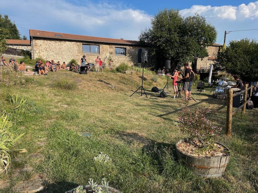 01 l orchestre et le public devant le gi te des fans