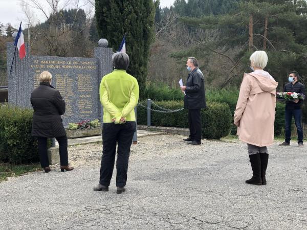 01 le groupe devant le monument aux morts