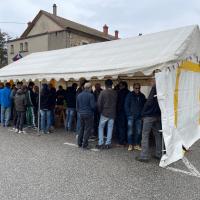 Les chasseurs se pressent sous le Barnum