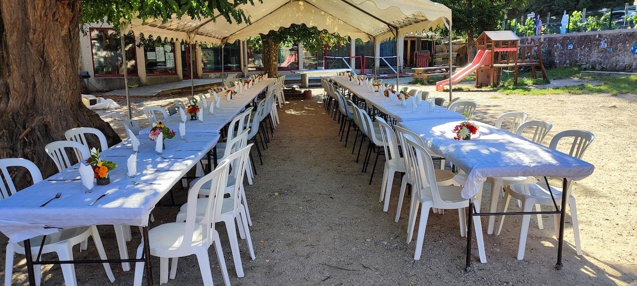 Les tables attendent sous le Barnum