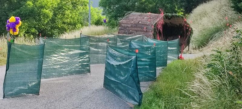 Le labyrinthe et le tunnel accueillaient les cyclistes dans la montée de l'église