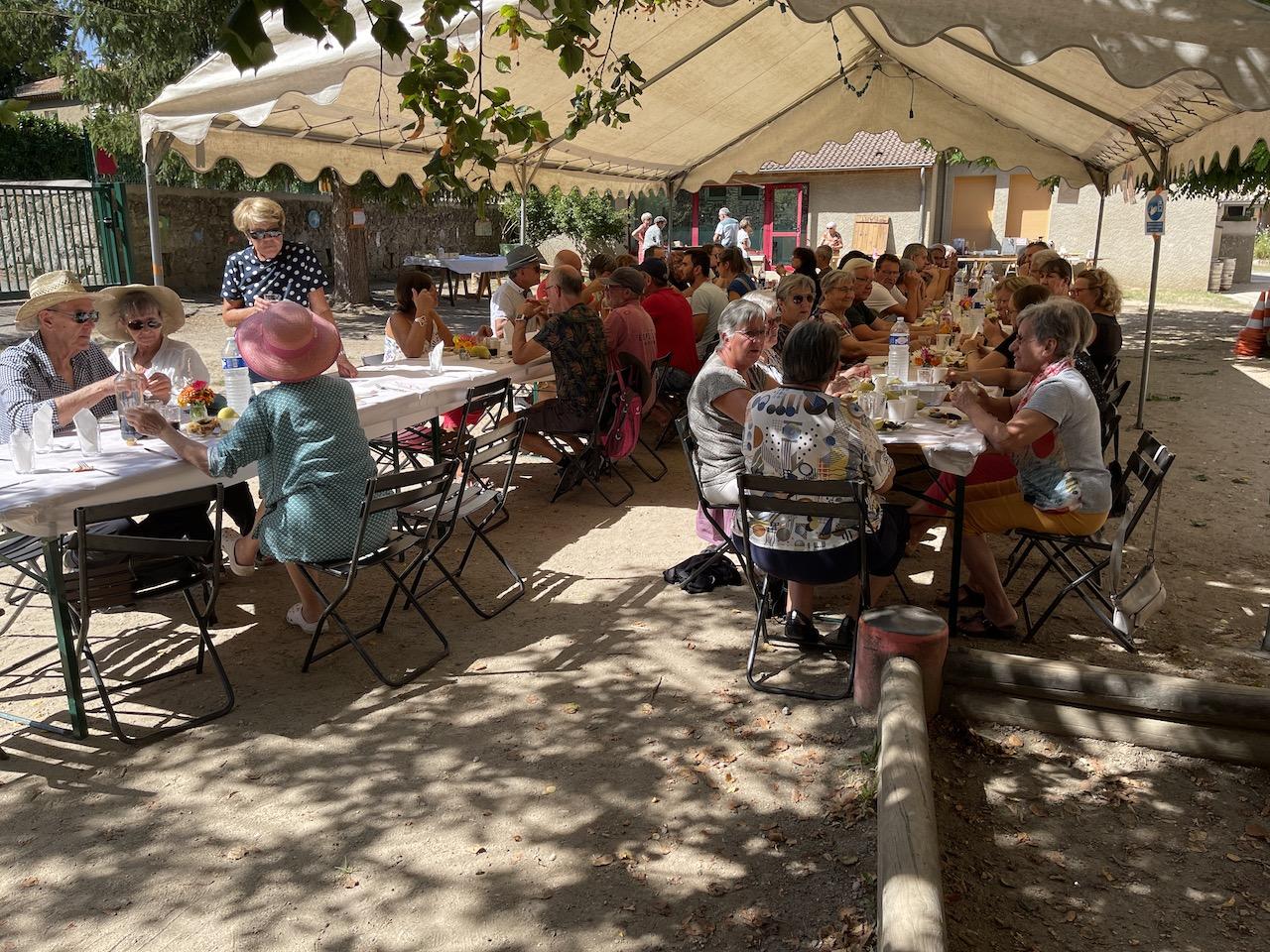 Le repas sous le barnum