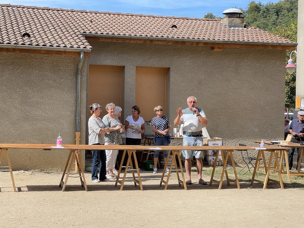 Le président annonce les parties de pétanque