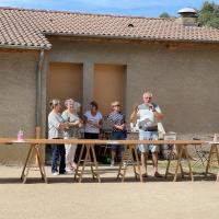 Le président annonce les parties de pétanque