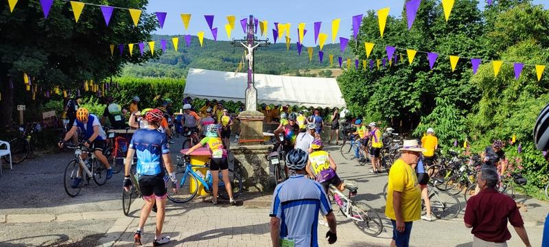 Les cyclistes et le barnum du ravitaillement, place de l'église