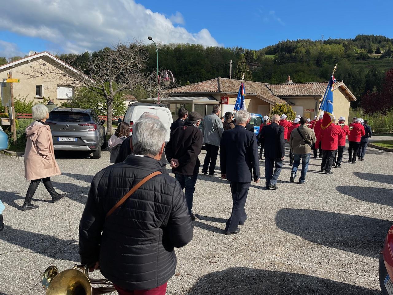 Le bref défilé vers le Monument aux Morts