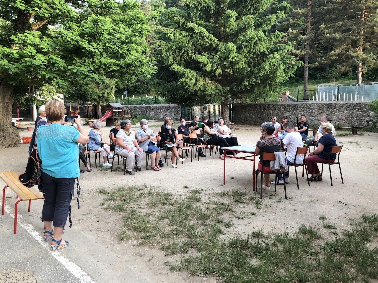 30 personnes s'étaient réunies dans la cour de l'école