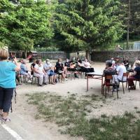 30 personnes s'étaient réunies dans la cour de l'école