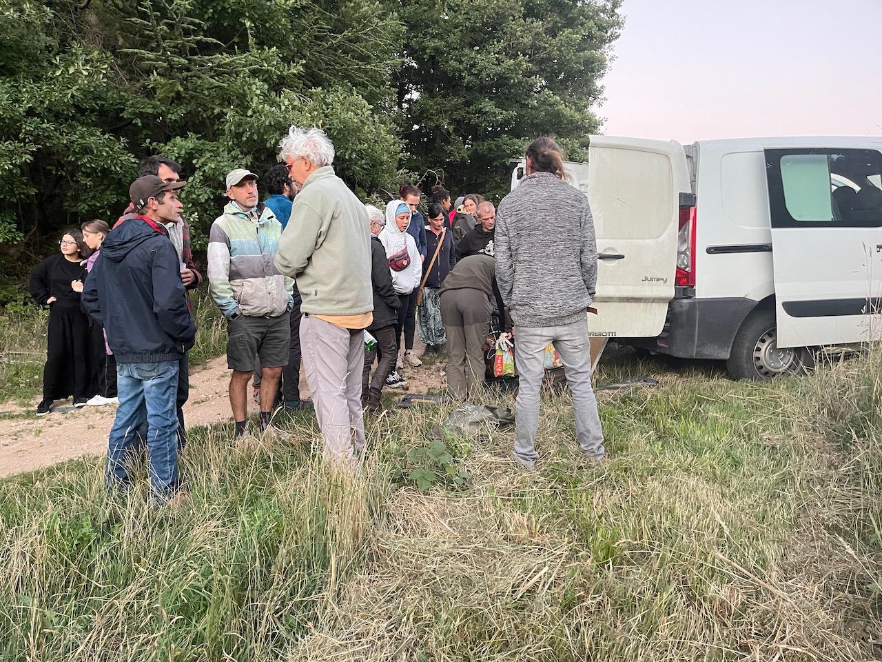 Le groupe auprès de la camionnette logistique