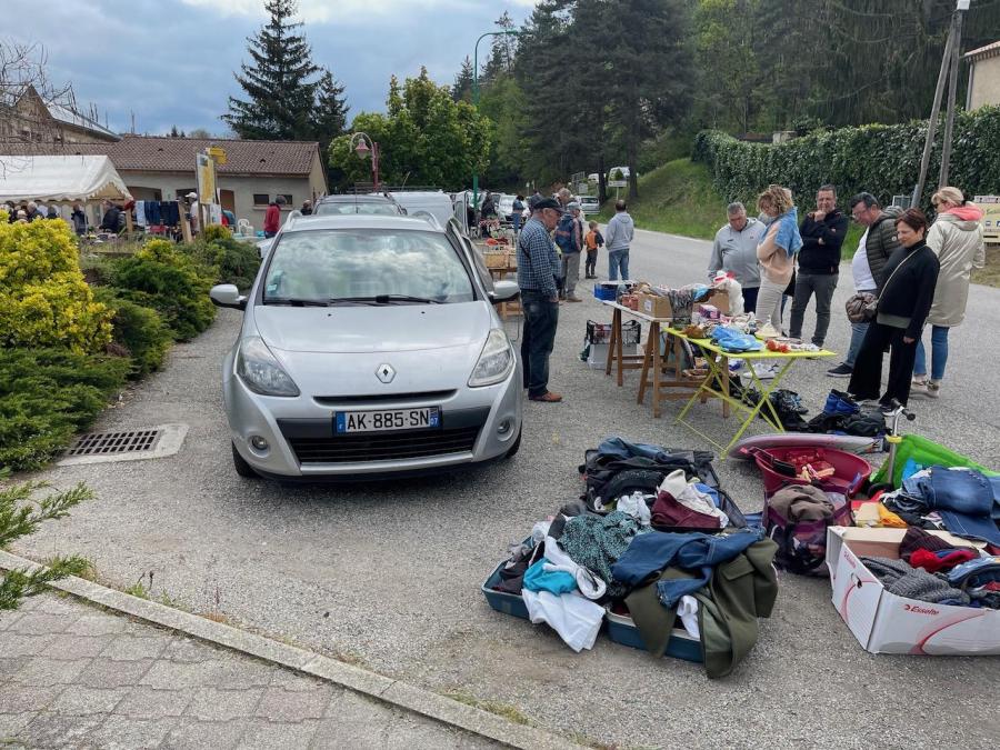 11 un public nombreux devant les stands