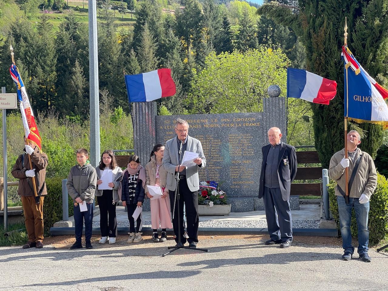 Lecture du message des ministres par Monsieur le Maire