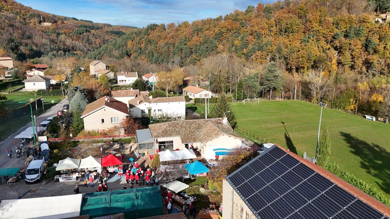 Panneaux photovoltaïques et collines ardéchoises