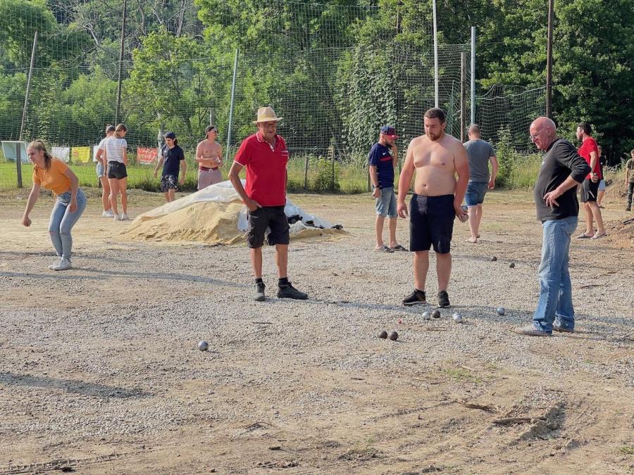 13 beaucoup de boulistes derrie re le stade