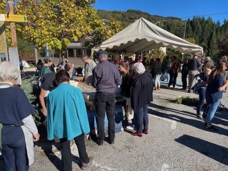 15 beaucoup de monde sur la place de la mairie