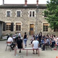 De nombreuses personnes se lèvent ...