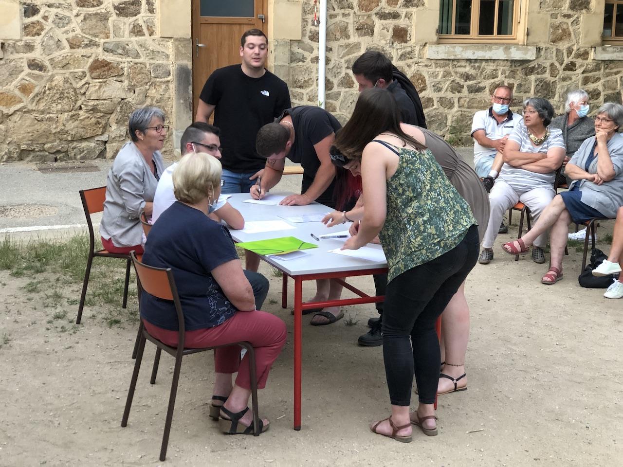 ... pour aller signer la feuille d'émargement