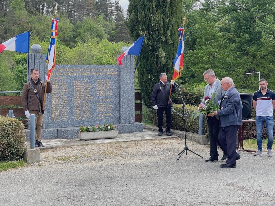 16 jean paul deculty et marcel suchier vont de poser la gerbe