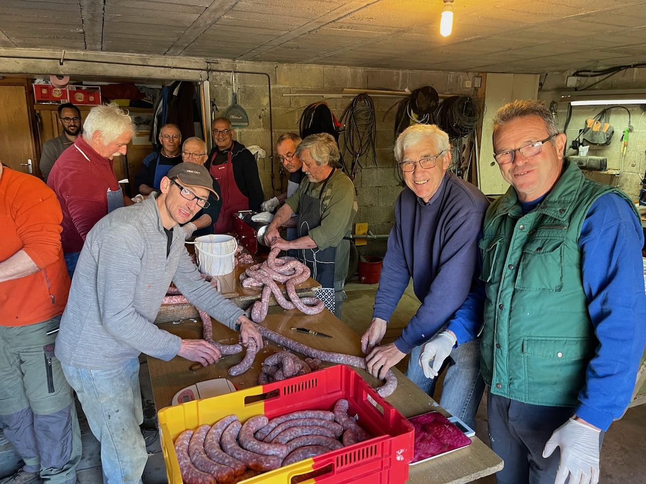 ... avant de débiter les saucisses ...