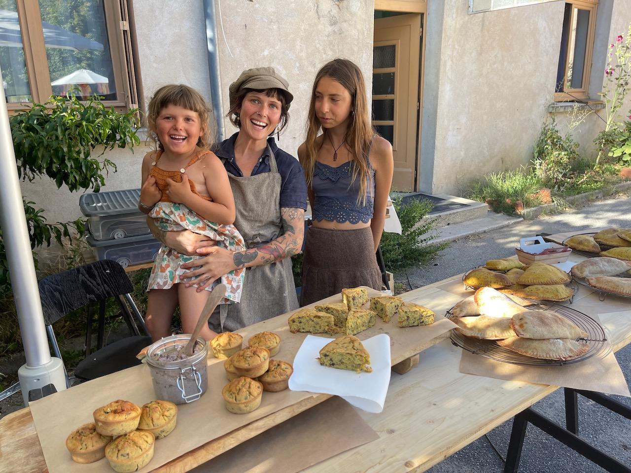 Trois charmants sourires pour servir les empanadas