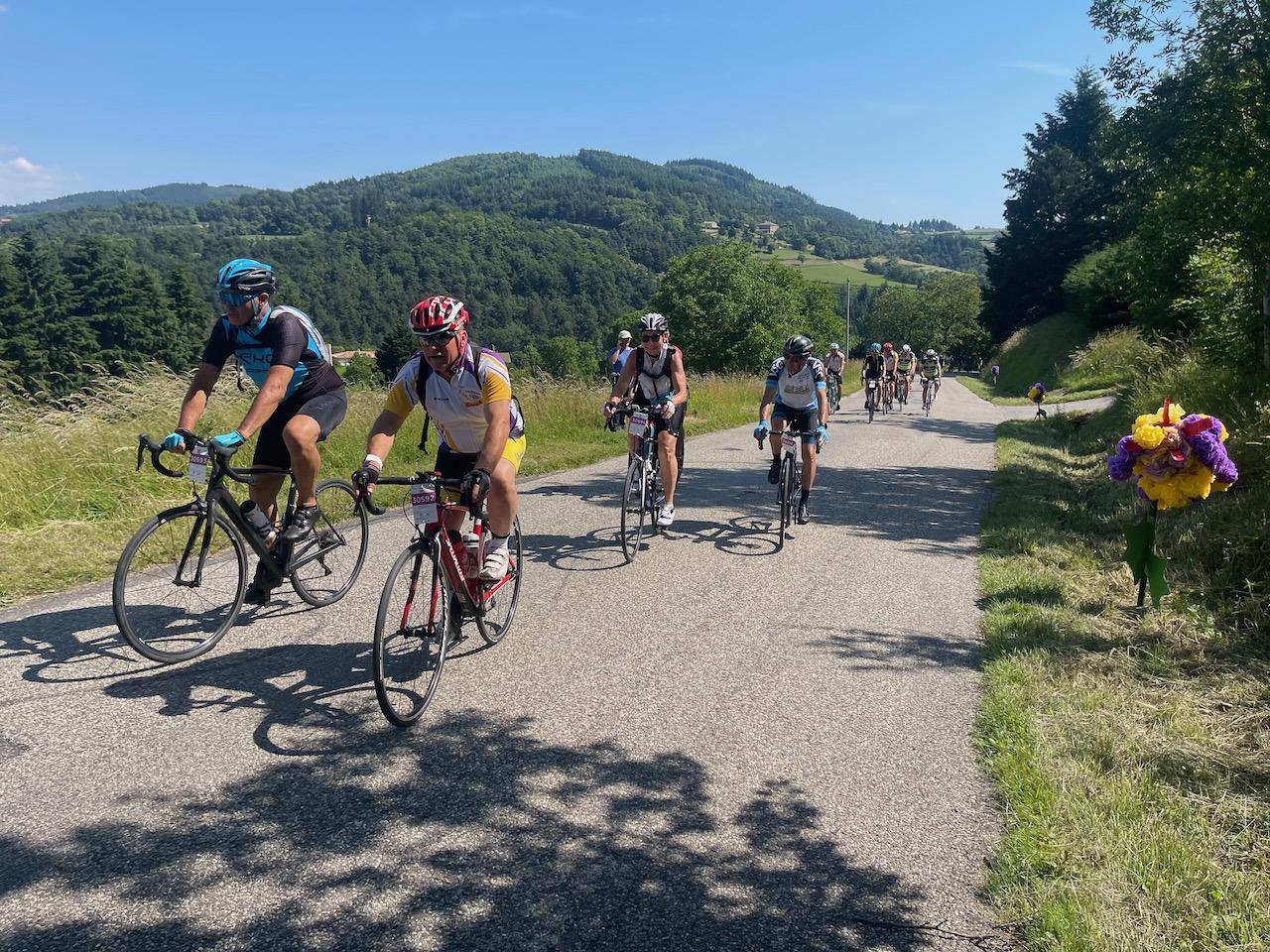 Le gros du peloton dans la montée de l'Eglise