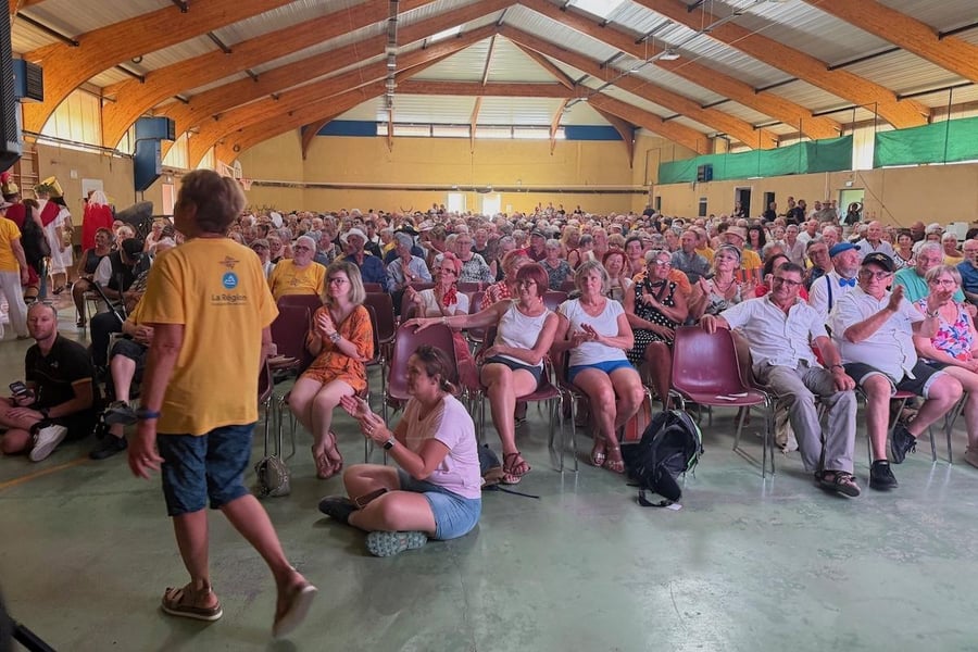 20 impressionnante la salle polyvalente emplie de be ne voles