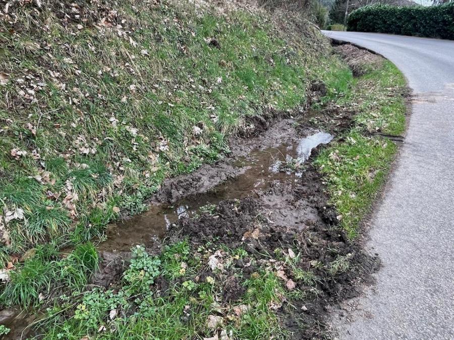 21 l ornie re du tracteur sur le bas co te de la monte e de l eglise