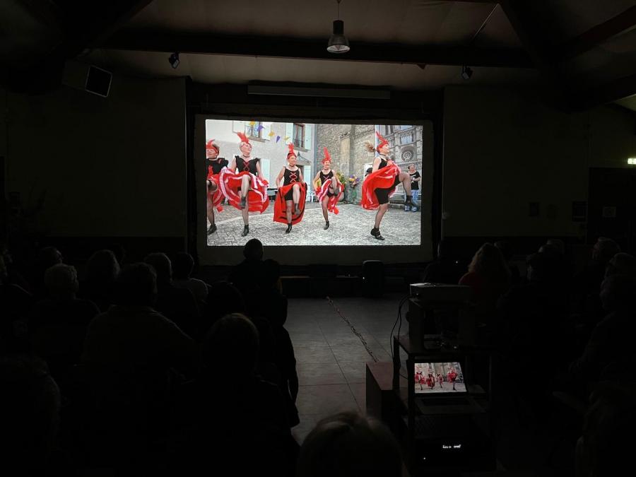 21 les deux films encensent les danseuses de french cancan