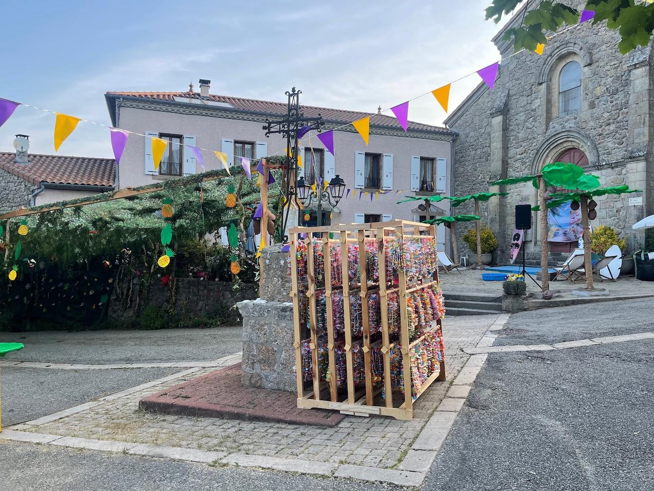 L'église, la plage et le rack à colliers, outil fondamental de l'opération