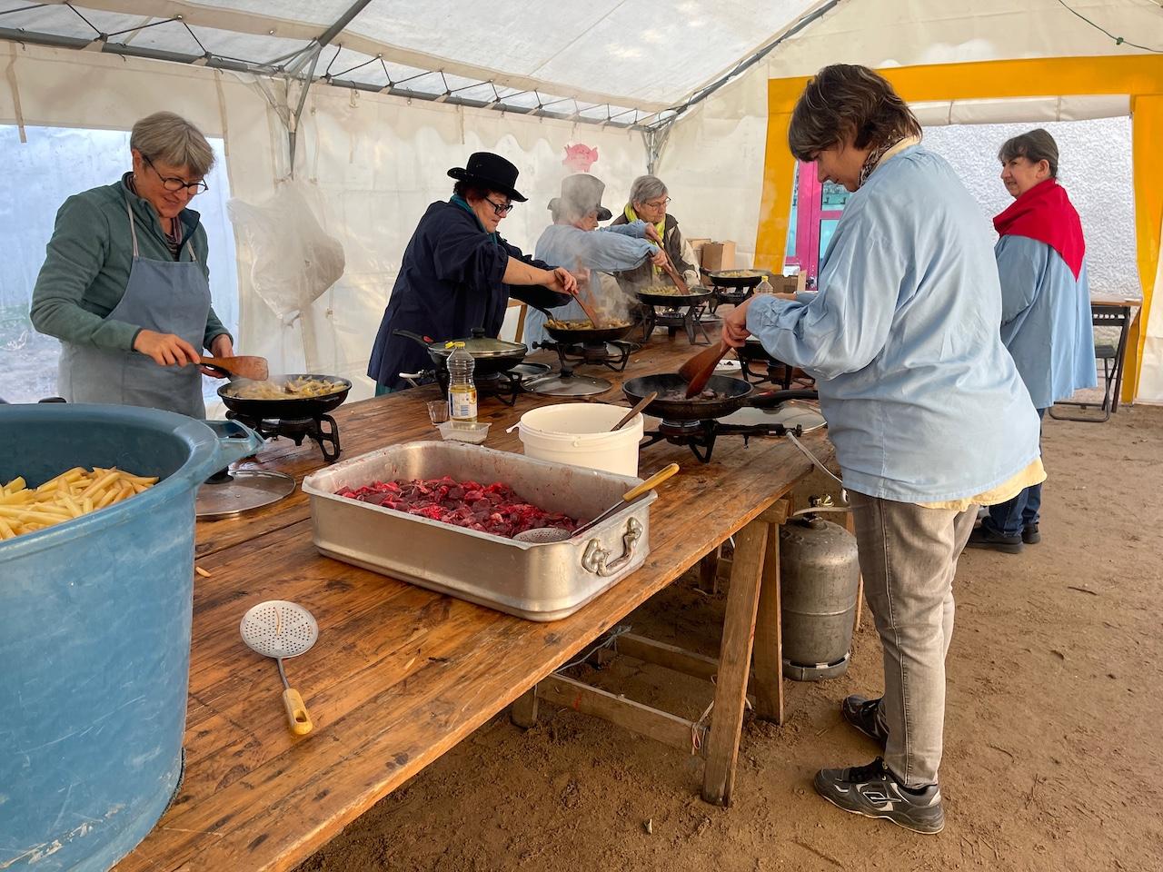 Les cuisinières préparent la fricassée