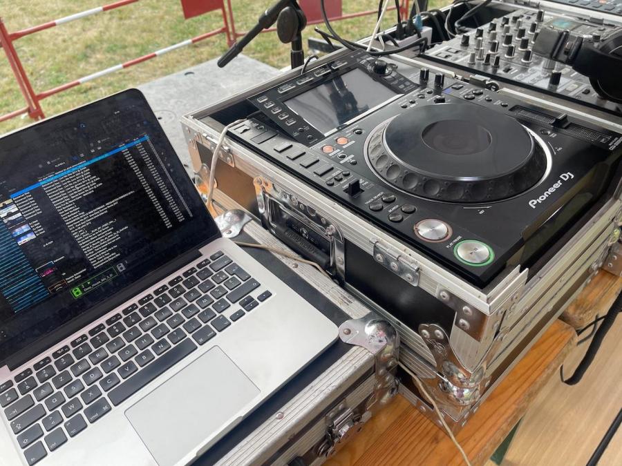 22 ordinateur et platine de scratching