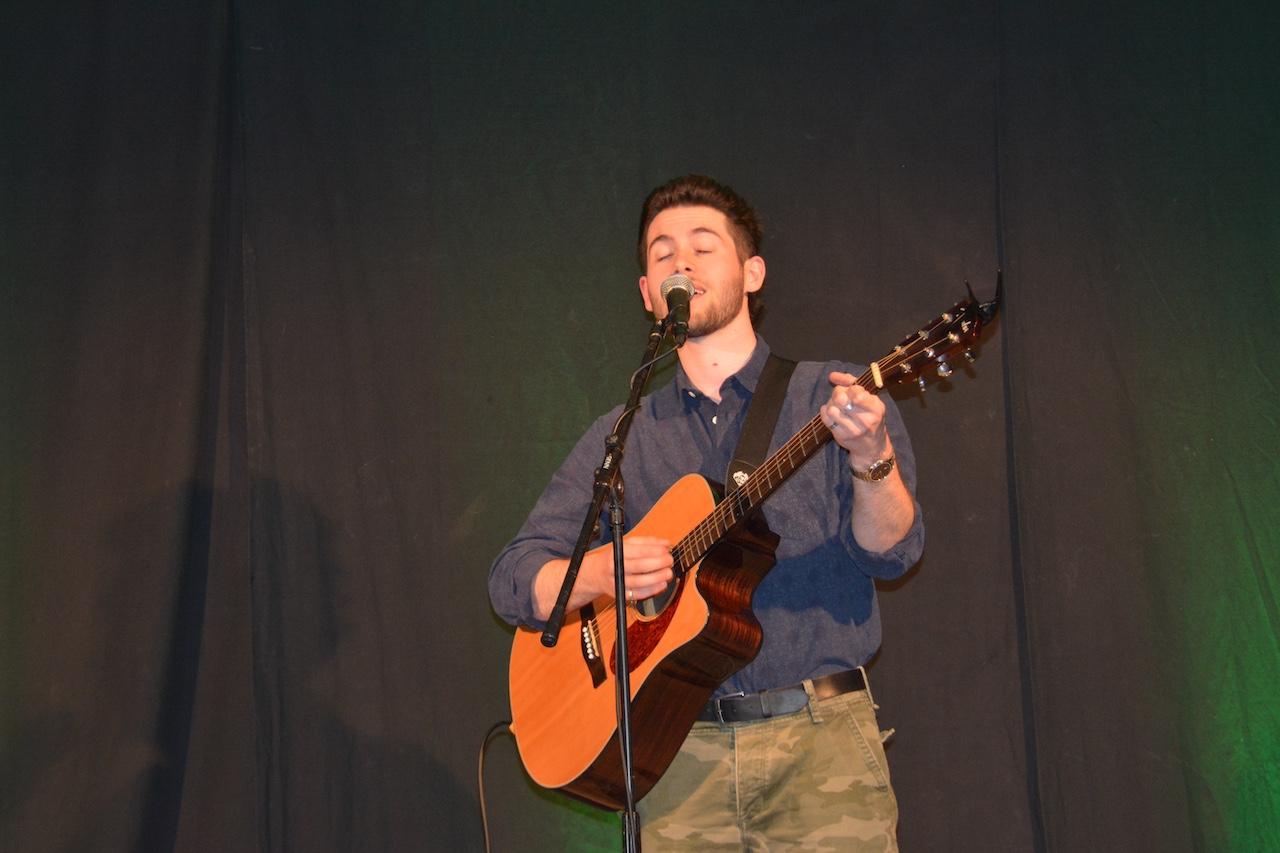 Rémy CHOURY en plein tour de chant