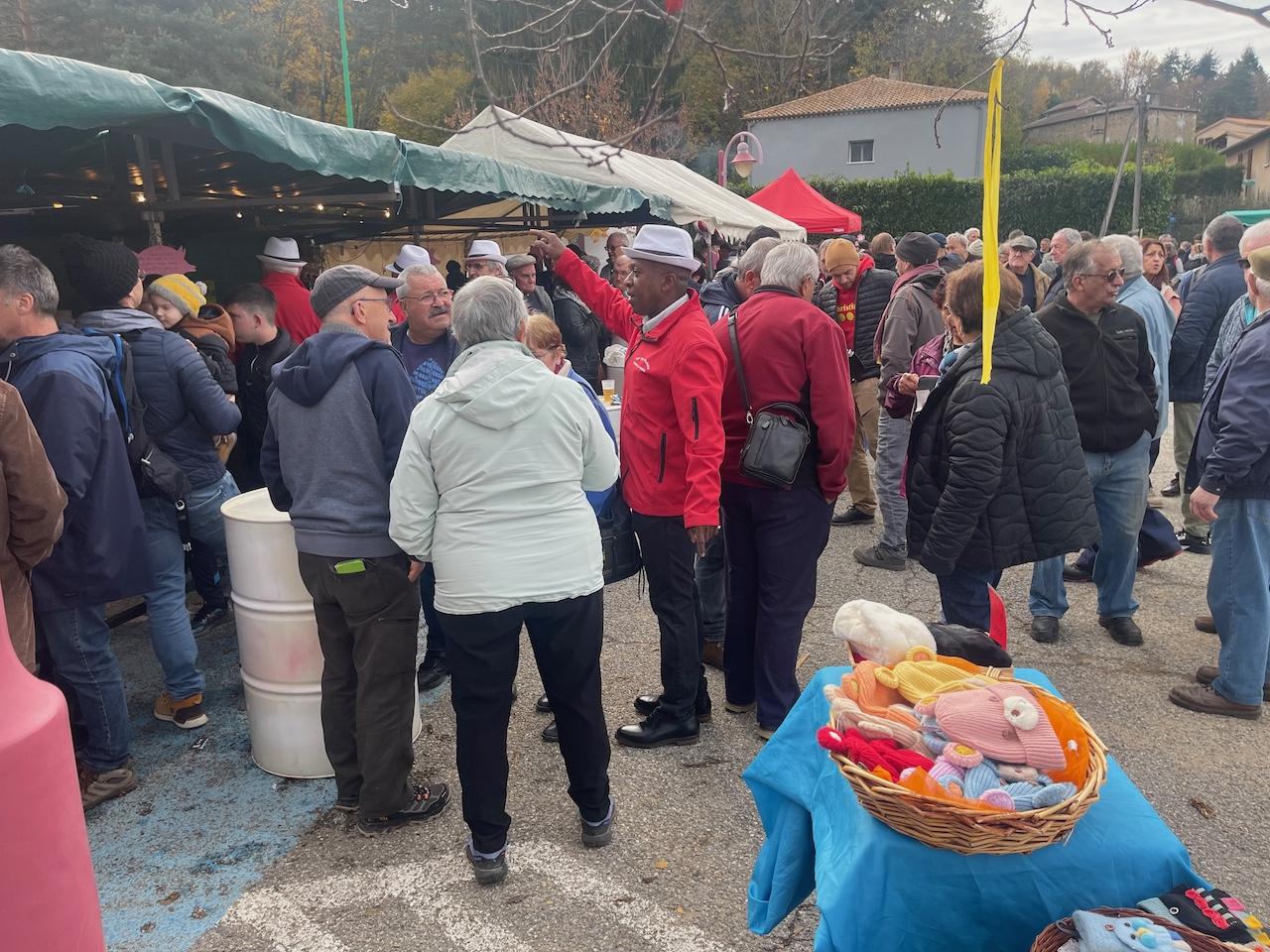 Une foule compacte devant la buvette