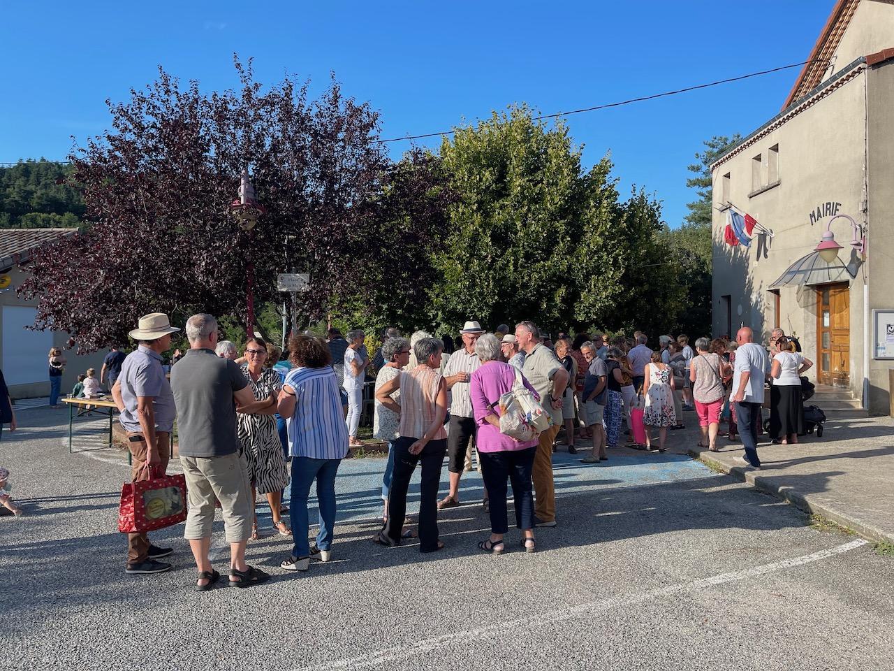 Beaucoup de monde sur la place de la Mairie ...