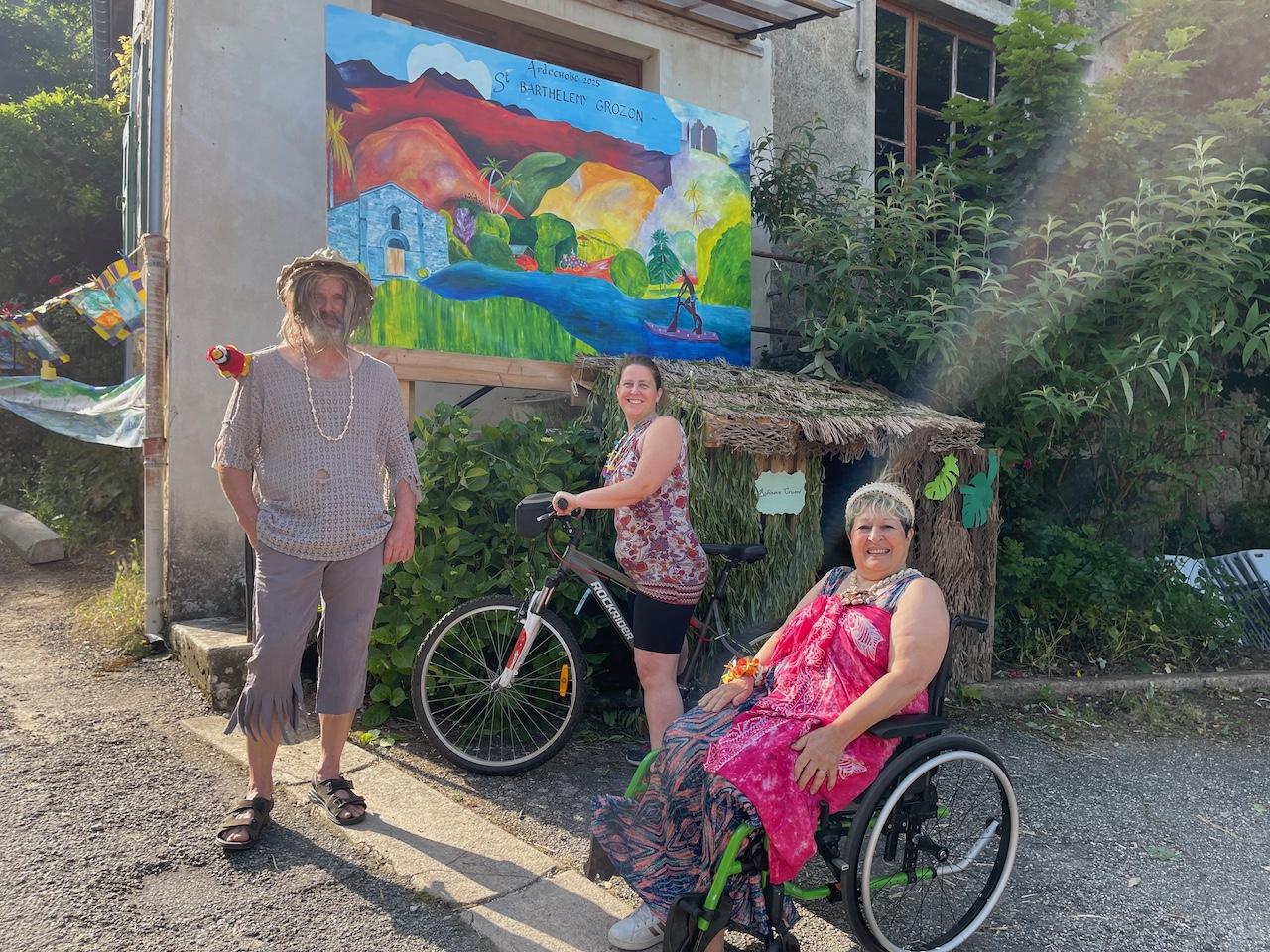 Robinson CRUSOE-GRENIER devant sa cabane, Cécile ALMY devant sa superbe fresque et Marie-Jeanne