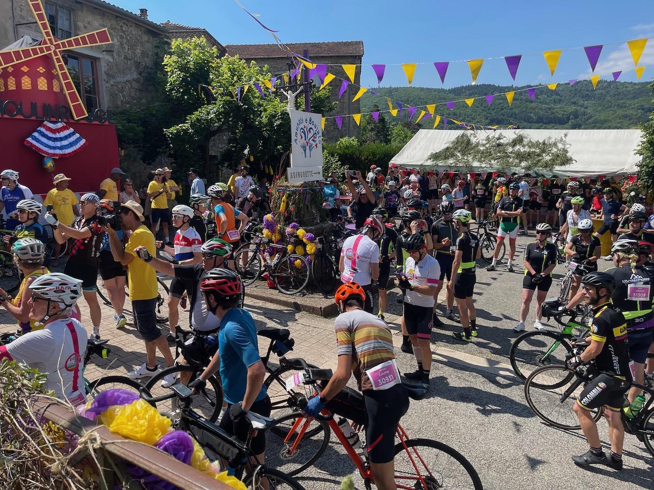 C'est la cohue sur la place du village