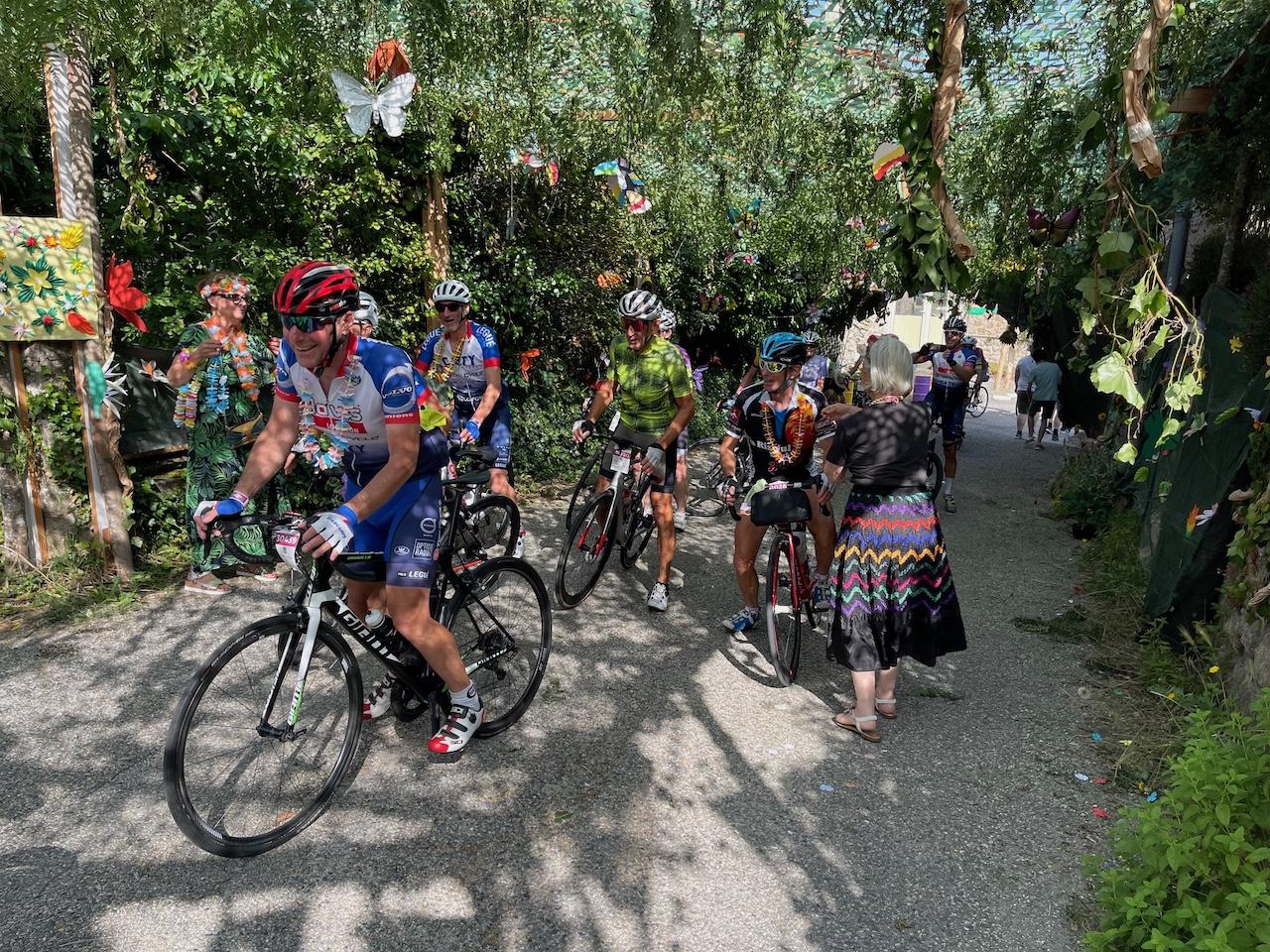 Sous la canopée tropicale, les cyclistes reçoivent leurs colliers