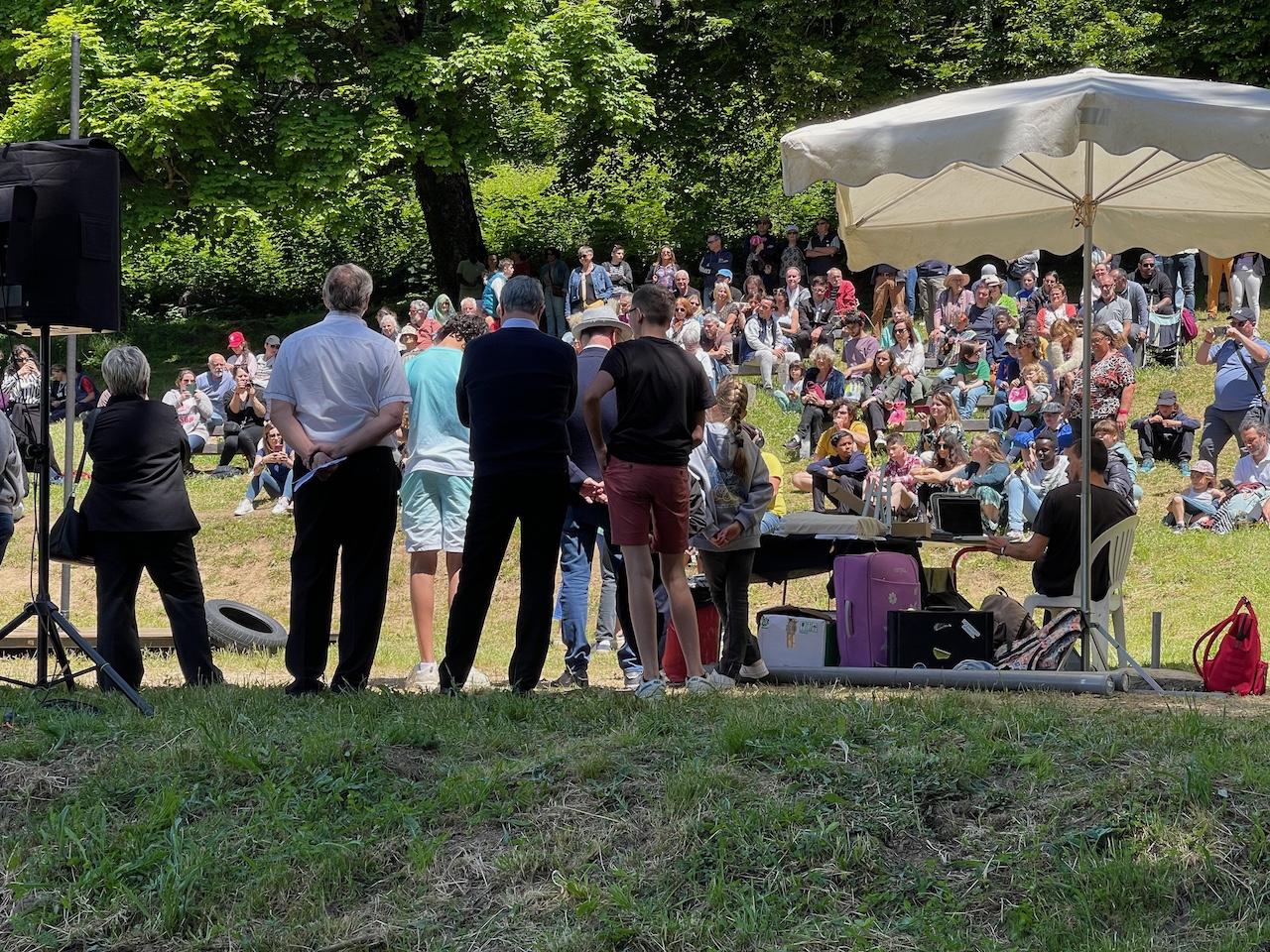 Un nombreux public s'était massé au théâtre de verdure ...