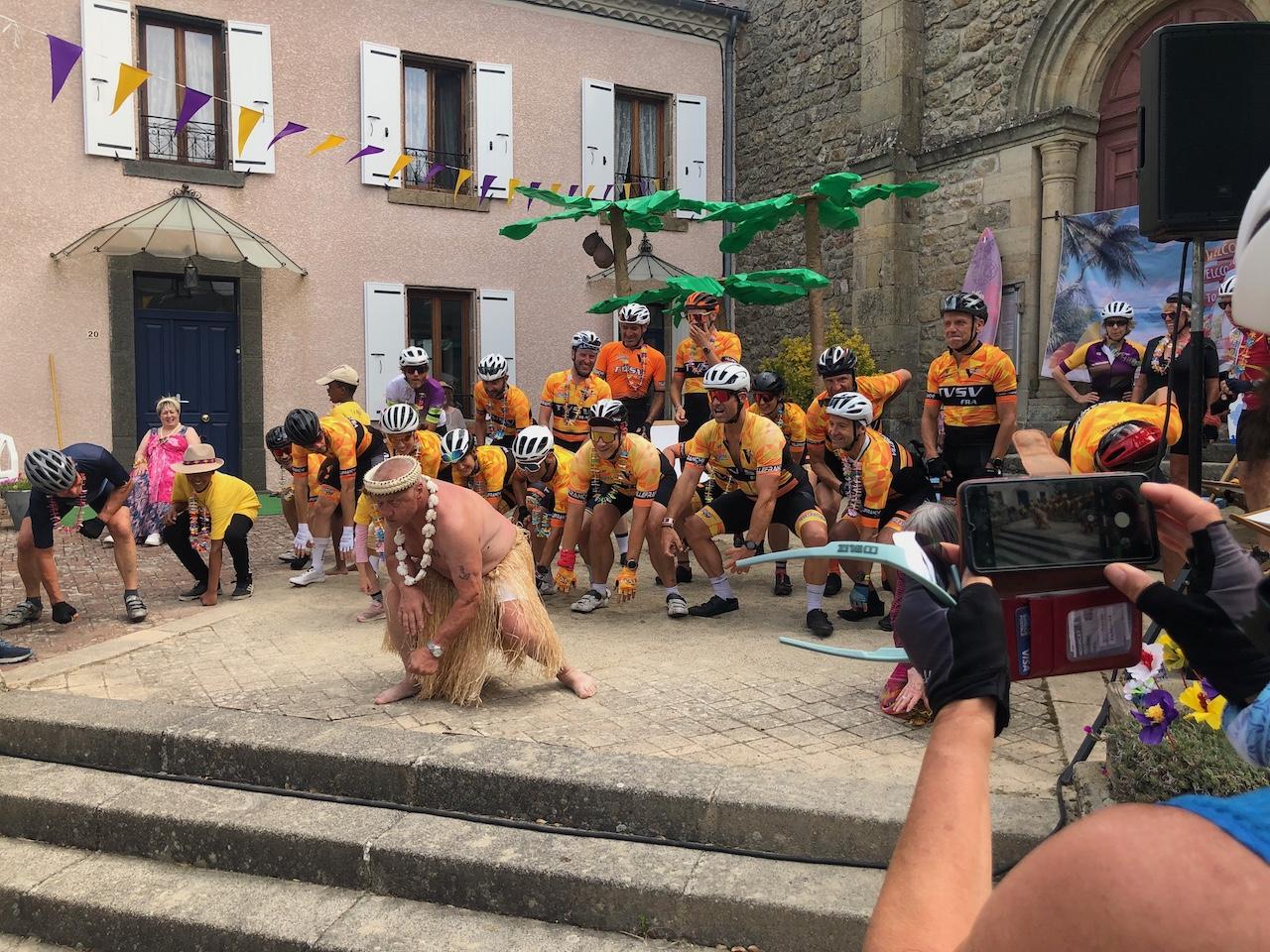 Gilles HORNEZ pilote le Haka des cyclistes de Villefranche-sur-Saône