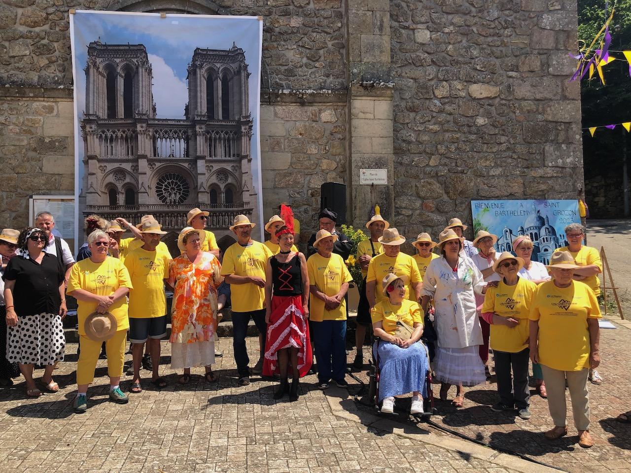 La moitié des bénévoles pose pour la photo