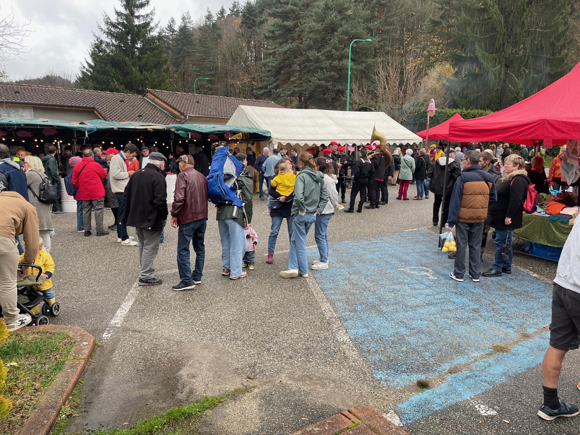 11h14 Beaucoup de monde sur la place de la Mairie