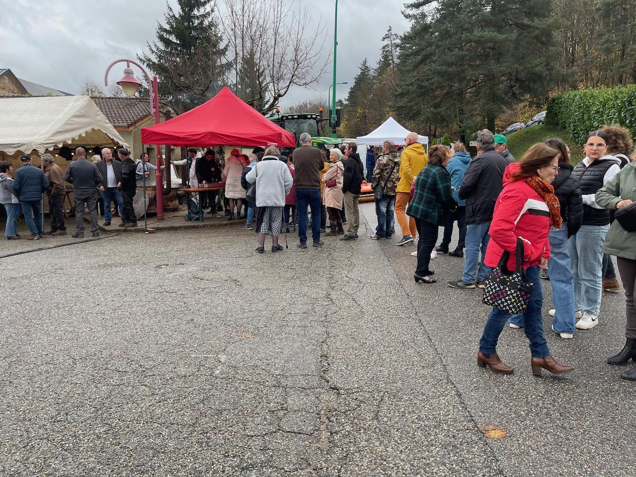 11h33 La queue des acheteurs de boudin atteint son maximum