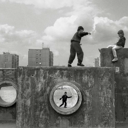 Jeunes jouant sur un mur en be ton