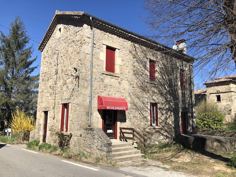 La boulangerie avec des volets neufs