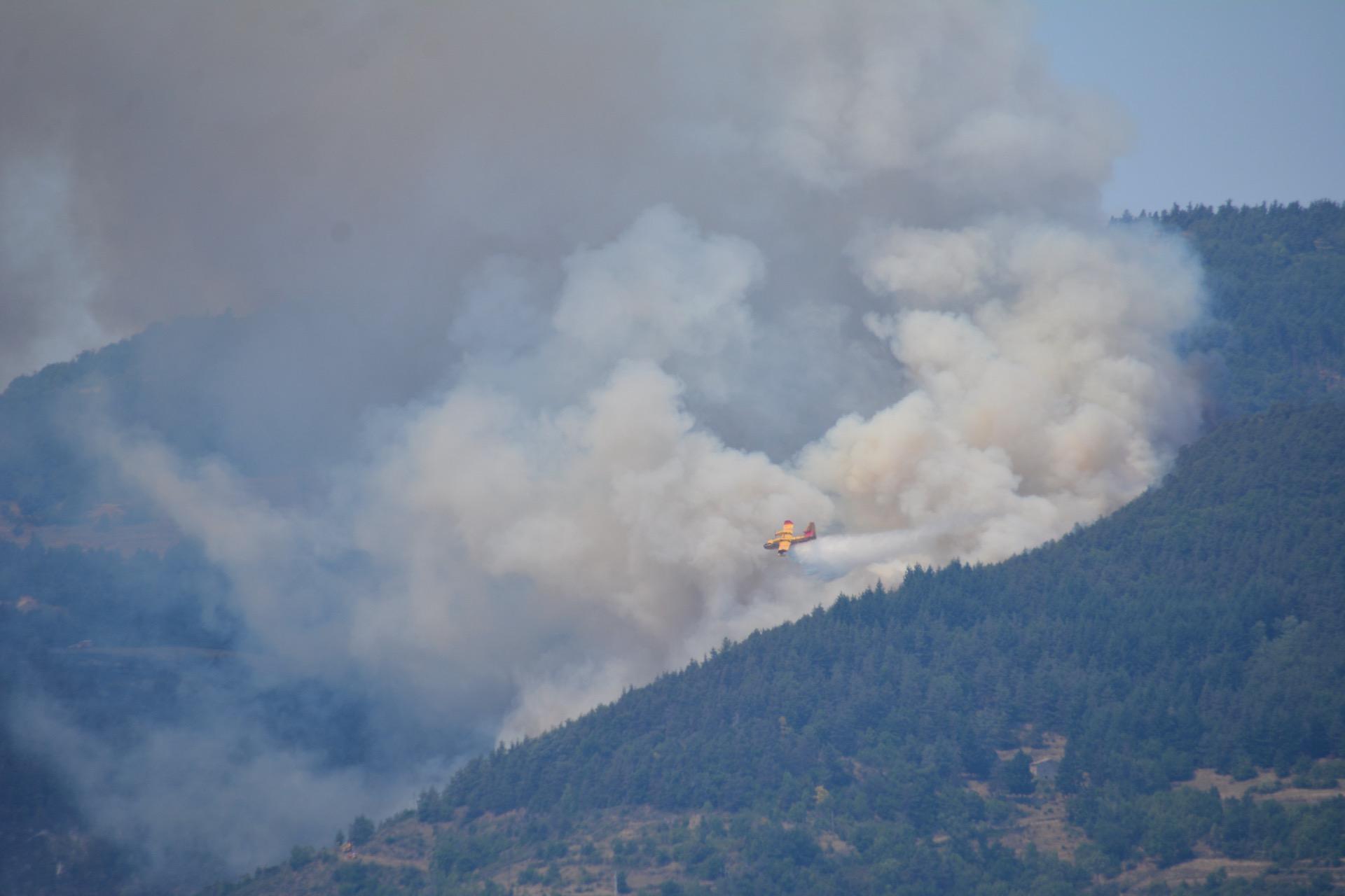 Le 1er canadair largue