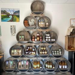 Le pre sentoir de produits locaux dans les tonneaux