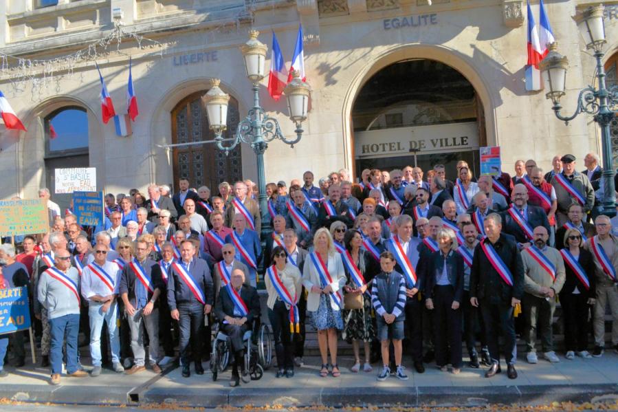 Les maires devant la mairie de valence 07 oct 23