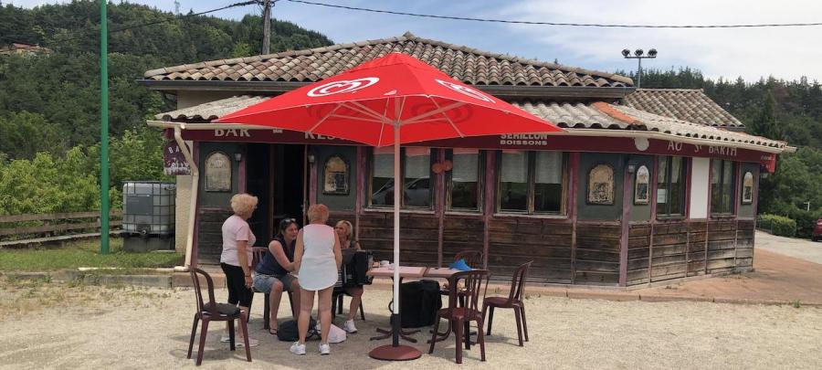 Les quatre dames et le parasol rouge